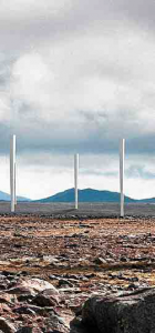 Recreación de un parque eólico compuesto por aerogeneradores sin aspas ni engranajes. / EL MUNDO